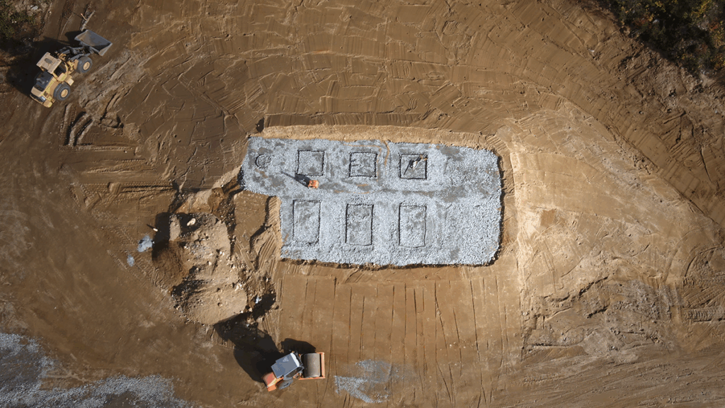 Peiterakenne työkoneita hiekkakentällä